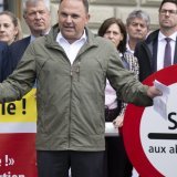 De nombreux élus et élues UDC, dont le président Marcel Dettling, étaient présents pour le dépôt de l'initiative "Stop aux abus de l’asile ! (Initiative pour la protection des frontières)". KEYSTONE/PETER SCHNEIDER